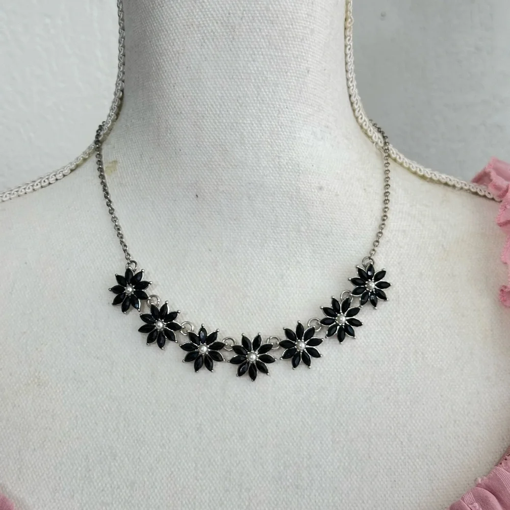 Elegant Black and Silver Floral Necklace and Earring Set - Picture 4 of 5